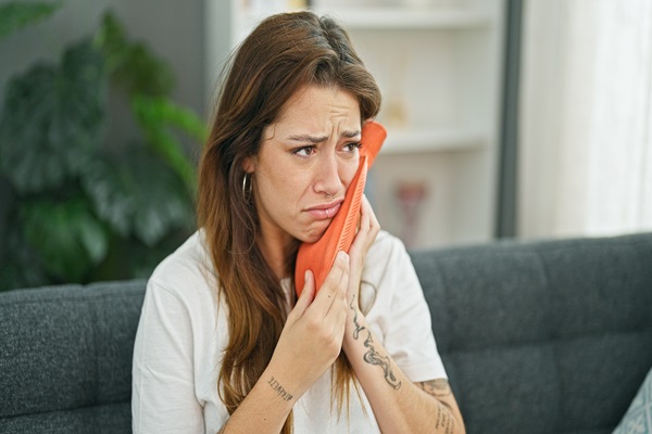 How An Emergency Dentist Treats A Swollen Jaw